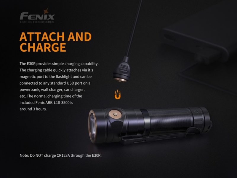 Fenix E30R geleverd met magnetische USB kabel en kwaliteitsbatterij